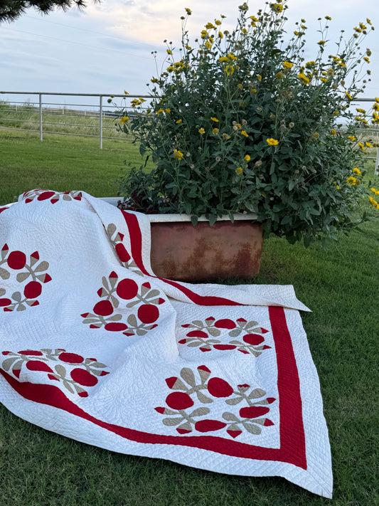 Love Apple Wreath Appliqué Quilt