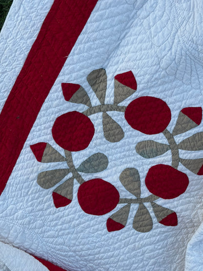 Love Apple Wreath Appliqué Quilt