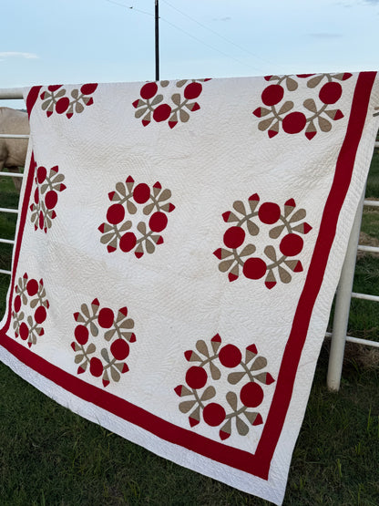Love Apple Wreath Appliqué Quilt