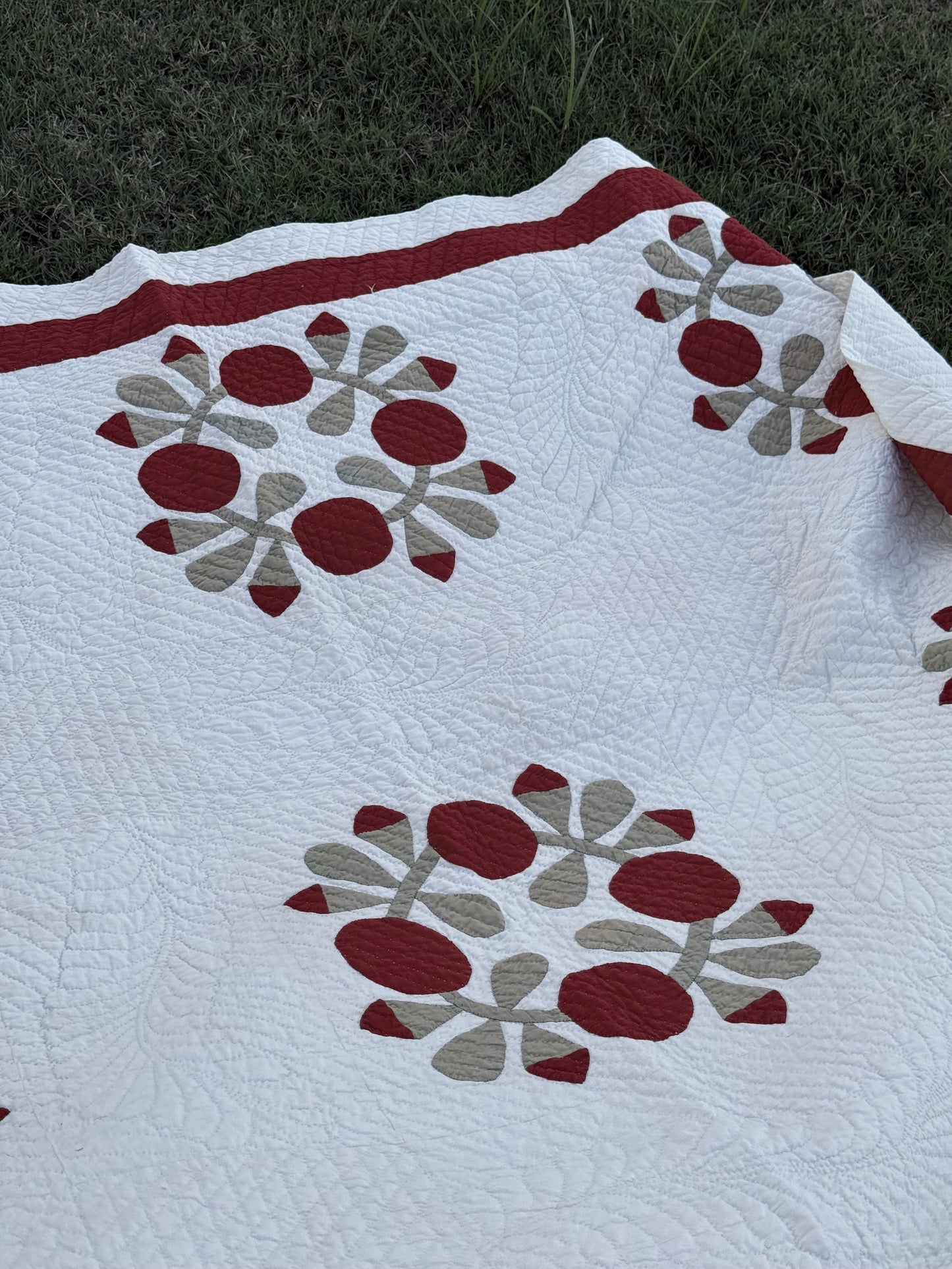 Love Apple Wreath Appliqué Quilt