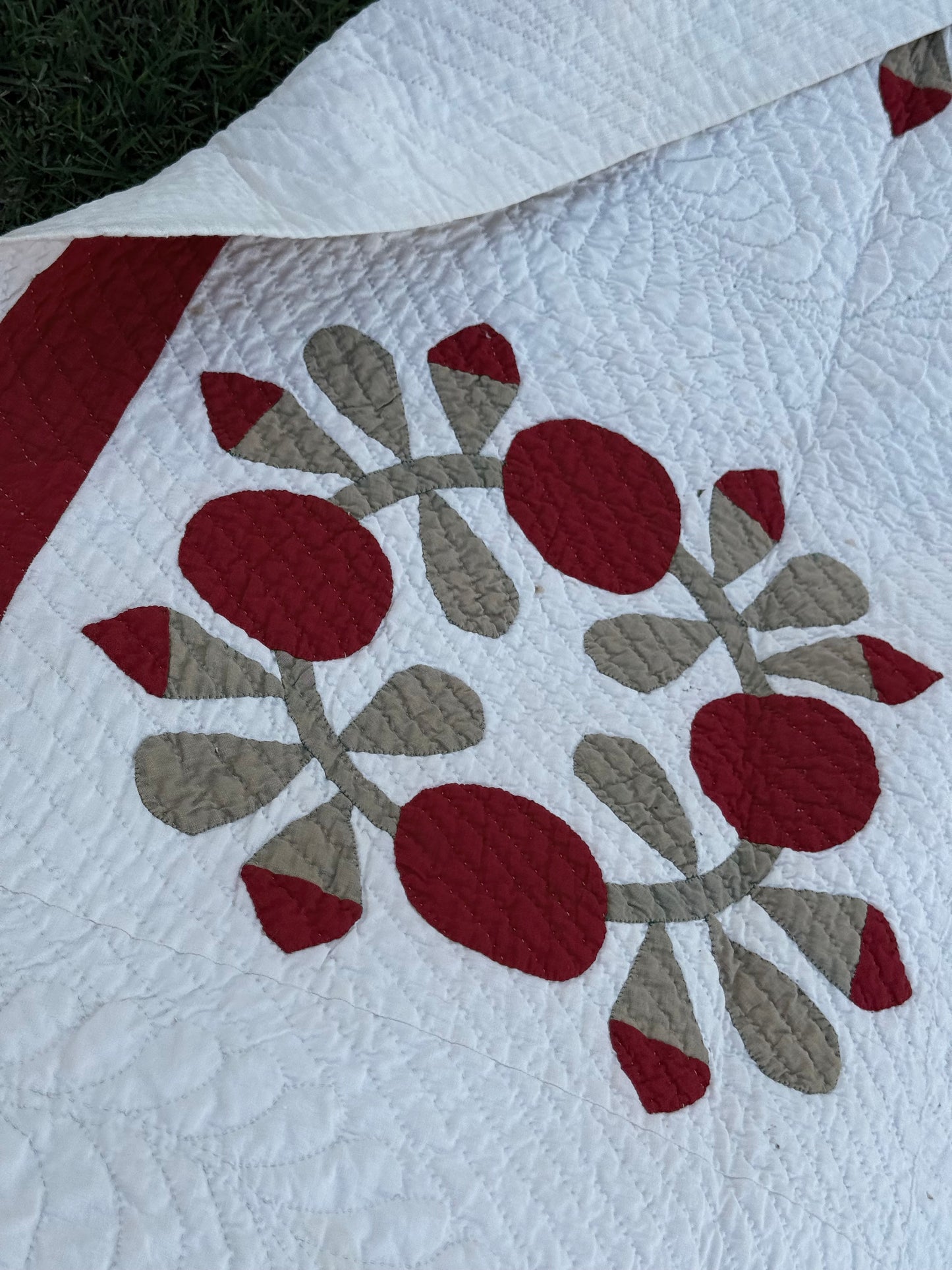 Love Apple Wreath Appliqué Quilt