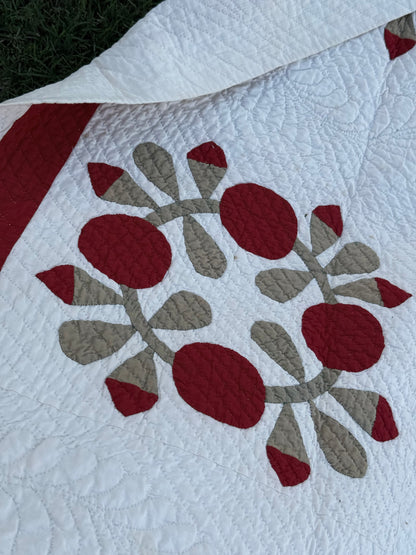 Love Apple Wreath Appliqué Quilt