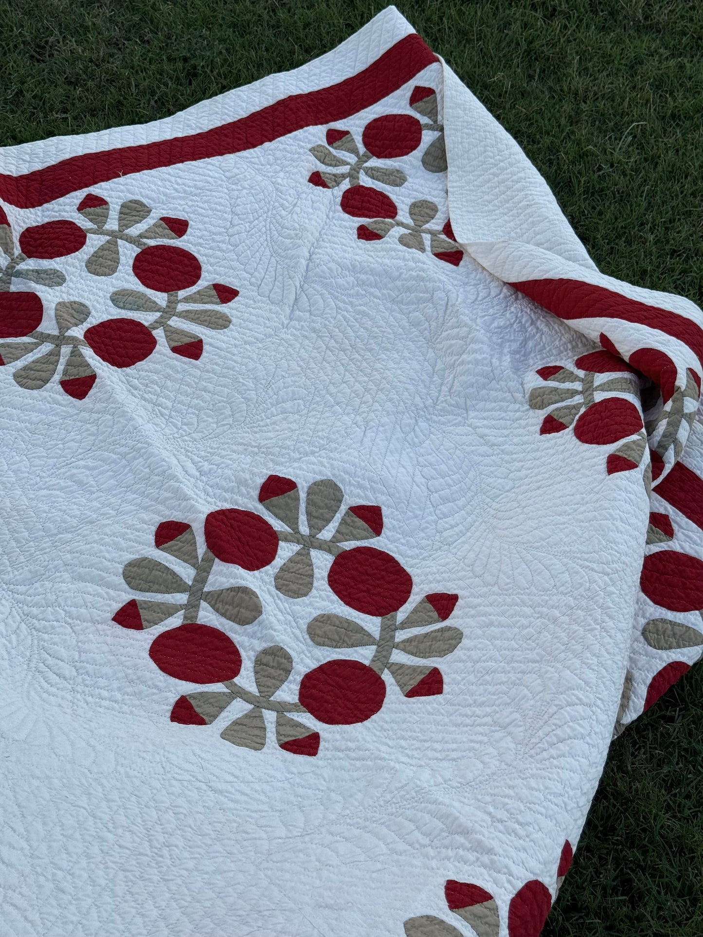 Love Apple Wreath Appliqué Quilt