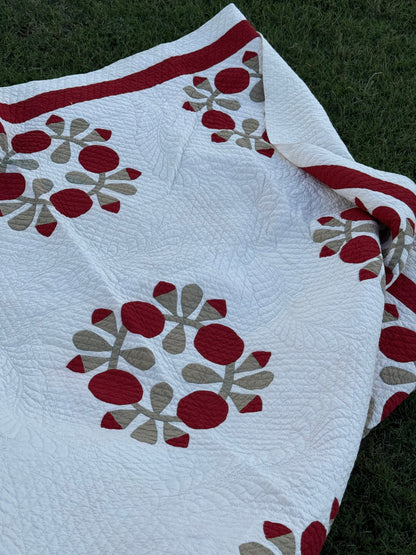Love Apple Wreath Appliqué Quilt