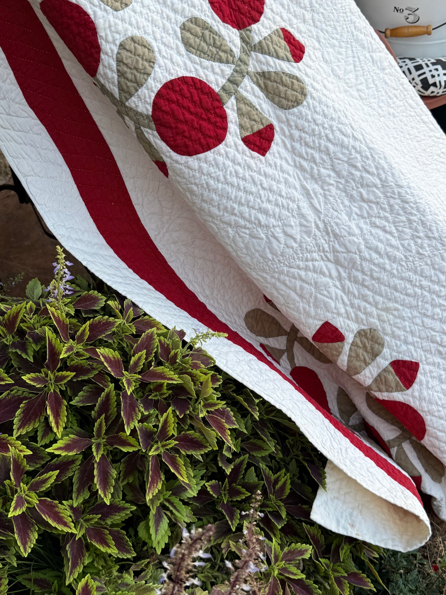 Love Apple Wreath Appliqué Quilt