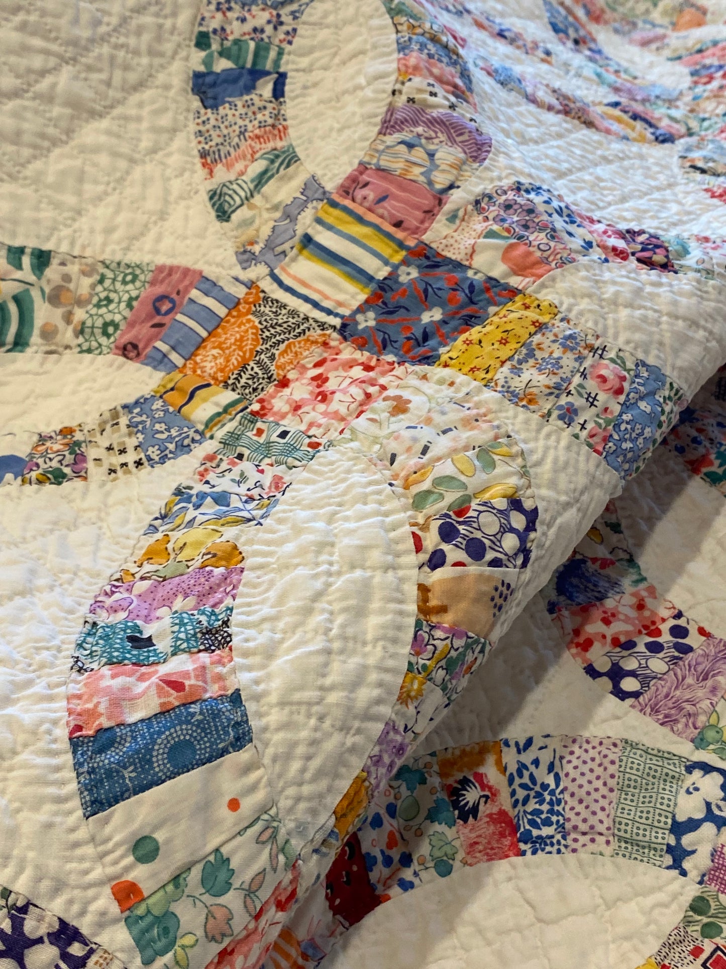 Small Scale Double Wedding Ring Quilt with a Double Bars Border