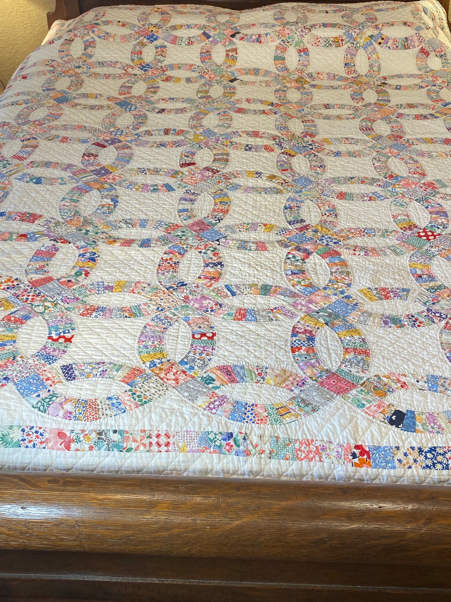 Small Scale Double Wedding Ring Quilt with a Double Bars Border