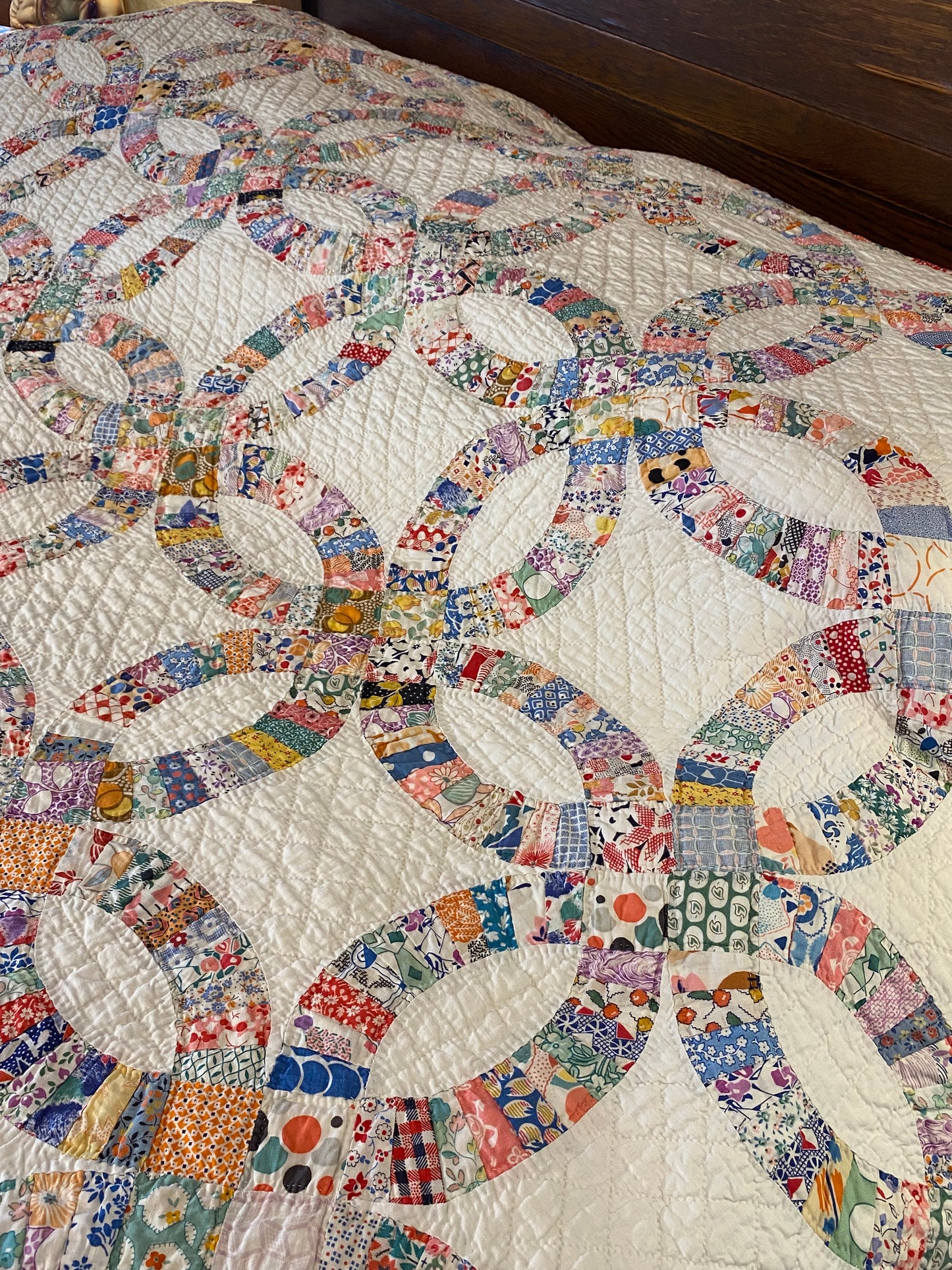 Small Scale Double Wedding Ring Quilt with a Double Bars Border