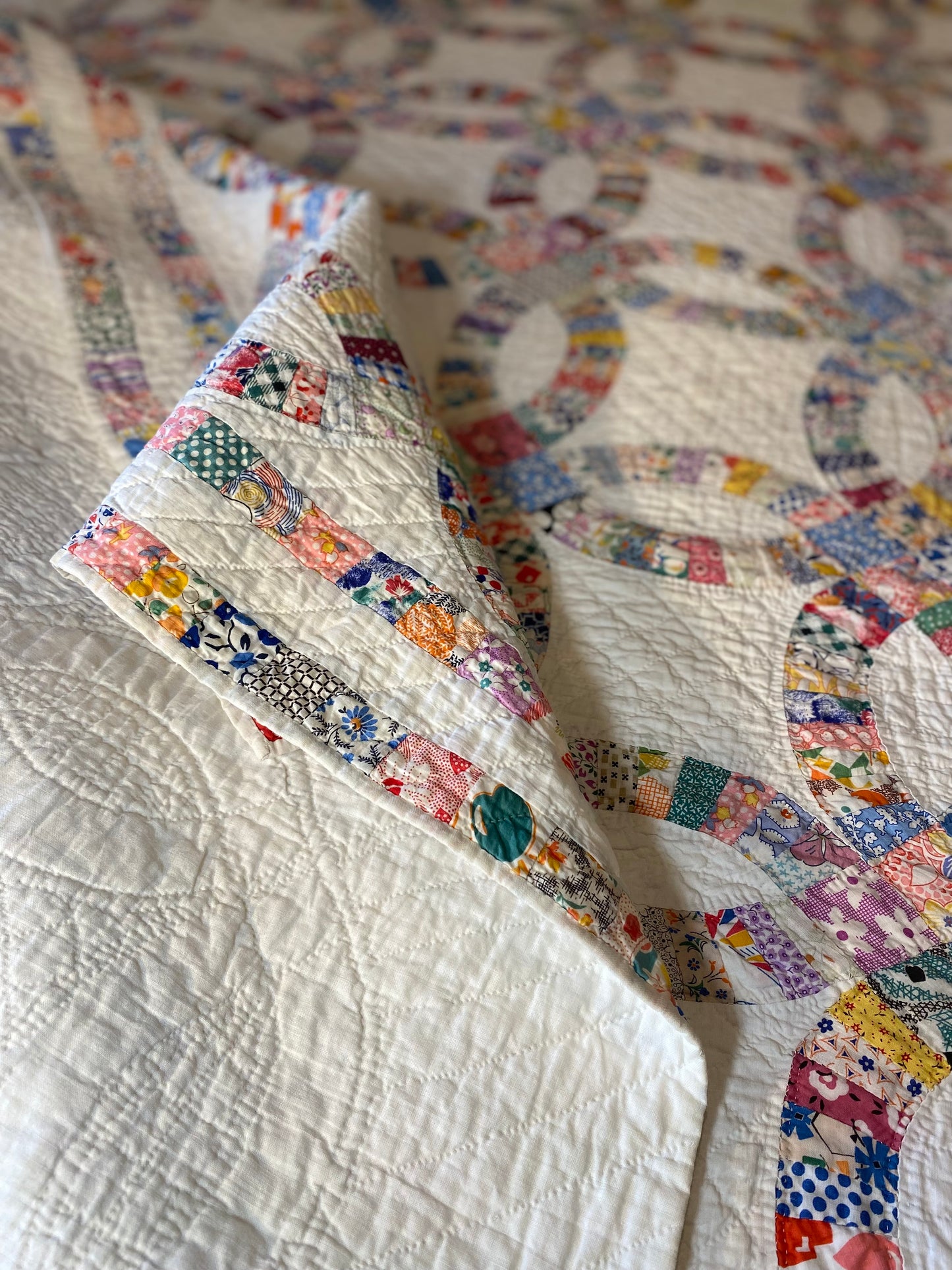 Small Scale Double Wedding Ring Quilt with a Double Bars Border