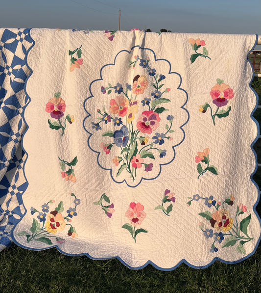 Charming Pansy Spray Appliqué Quilt