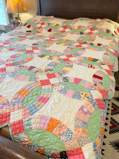 A Double Wedding Ring Quilt With a Twist