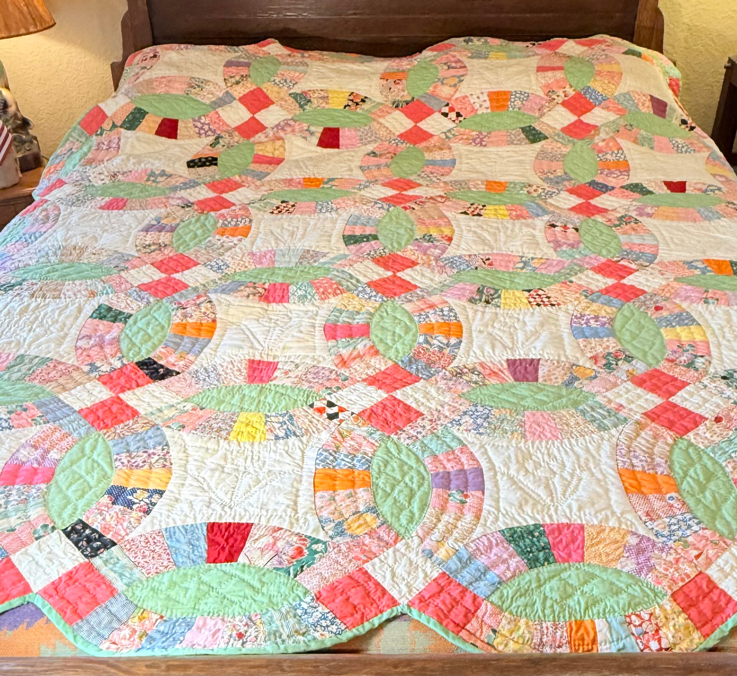 A Double Wedding Ring Quilt With a Twist