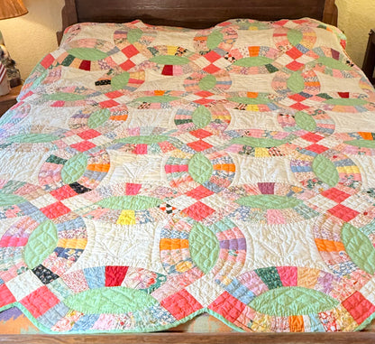 A Double Wedding Ring Quilt With a Twist