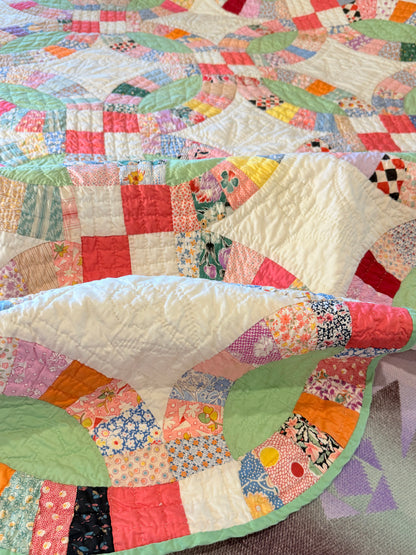 A Double Wedding Ring Quilt With a Twist