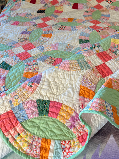 A Double Wedding Ring Quilt With a Twist