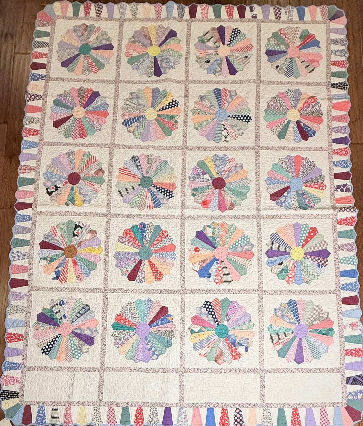 Outstanding Dresden Plate Quilt with Colorful Border