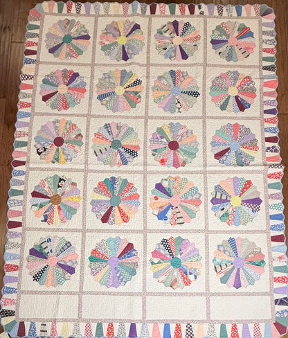 Outstanding Dresden Plate Quilt with Colorful Border