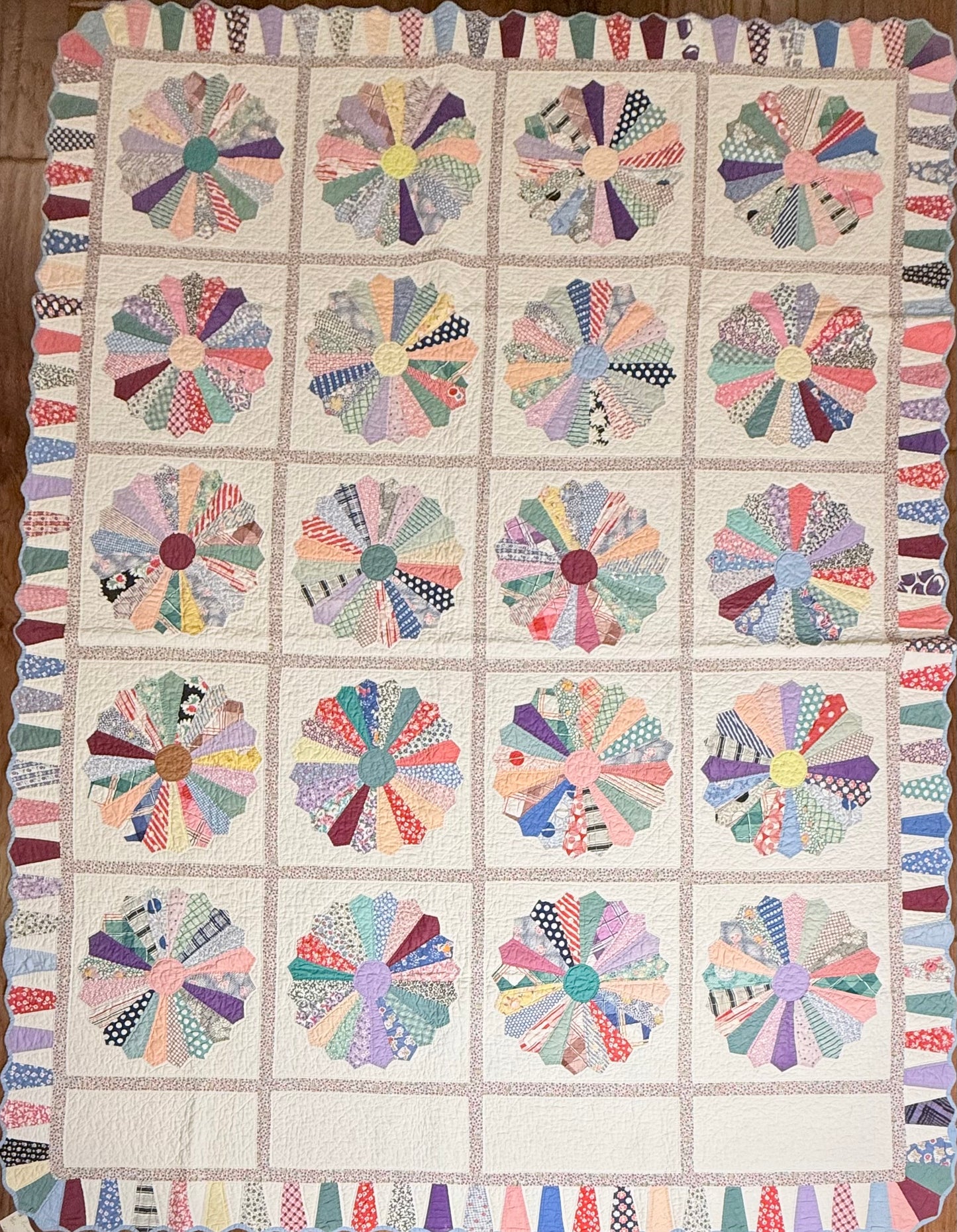 Outstanding Dresden Plate Quilt with Colorful Border