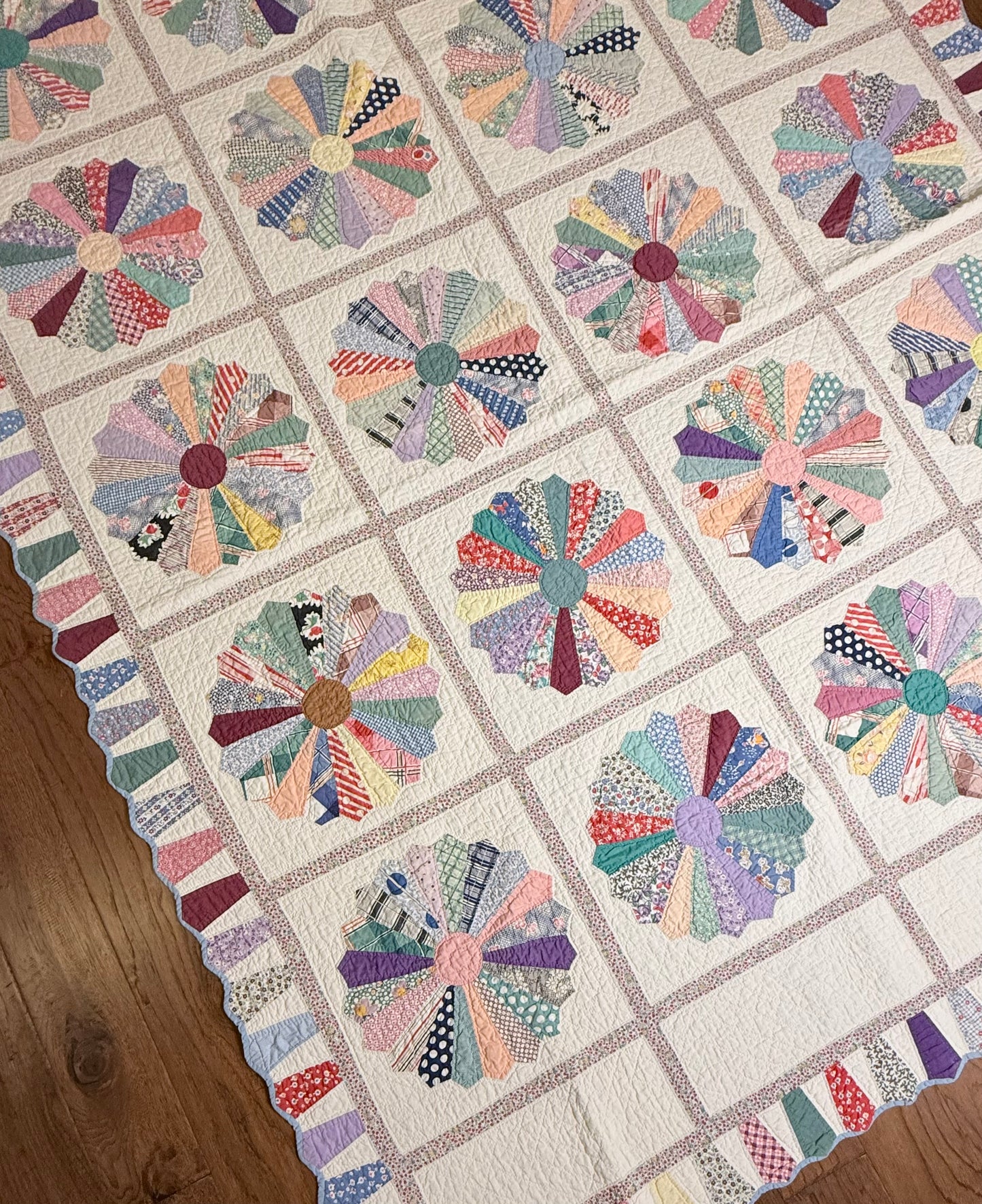 Outstanding Dresden Plate Quilt with Colorful Border