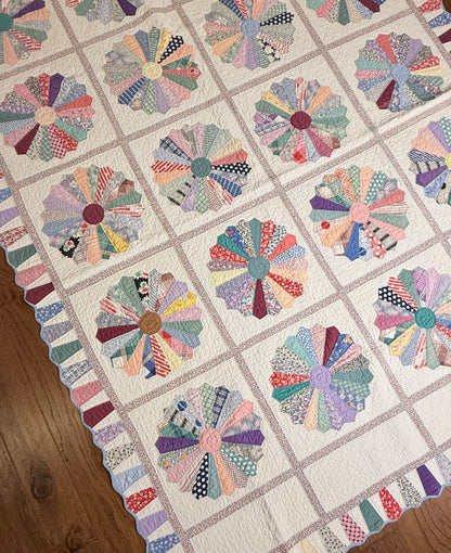 Outstanding Dresden Plate Quilt with Colorful Border
