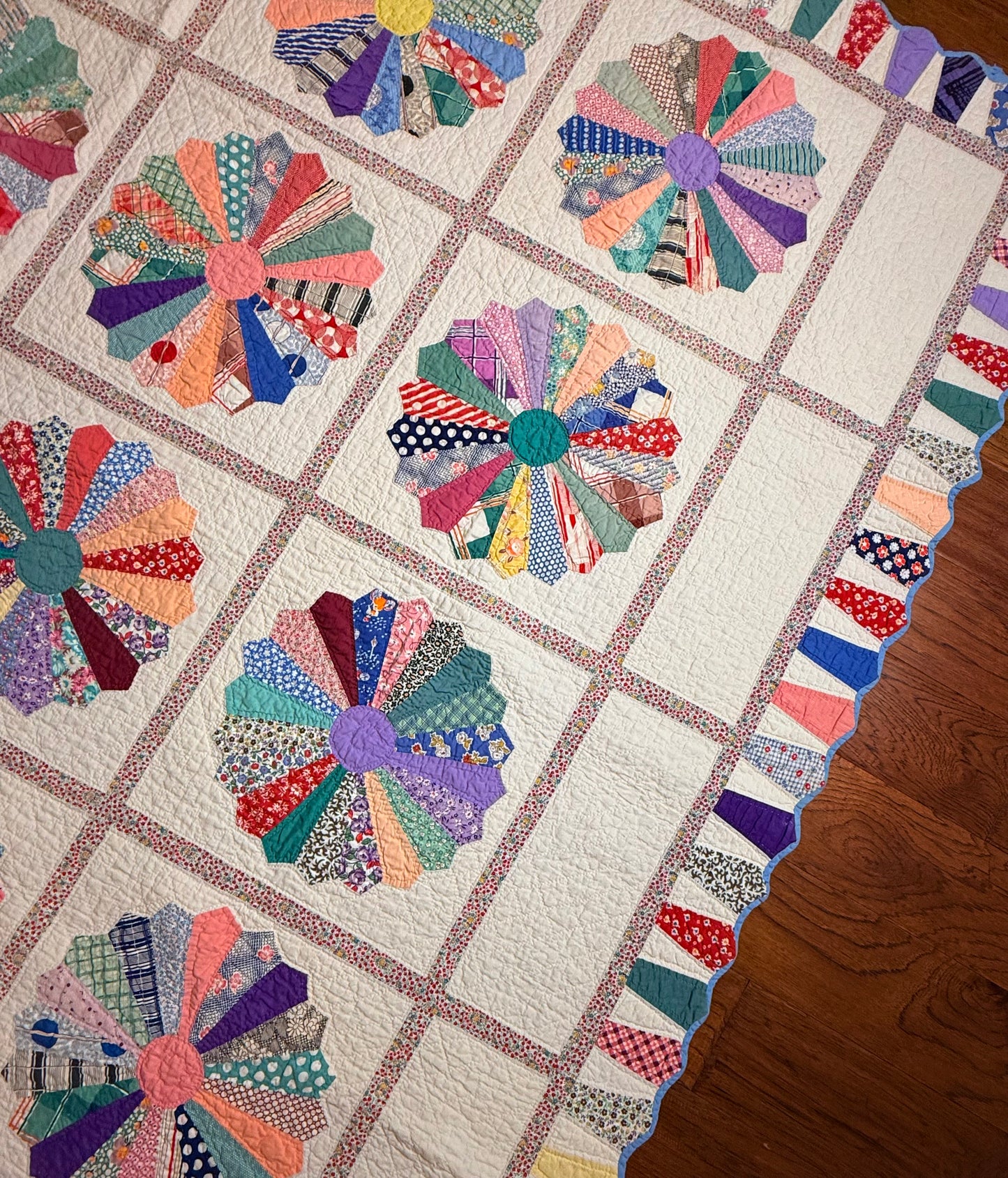 Outstanding Dresden Plate Quilt with Colorful Border