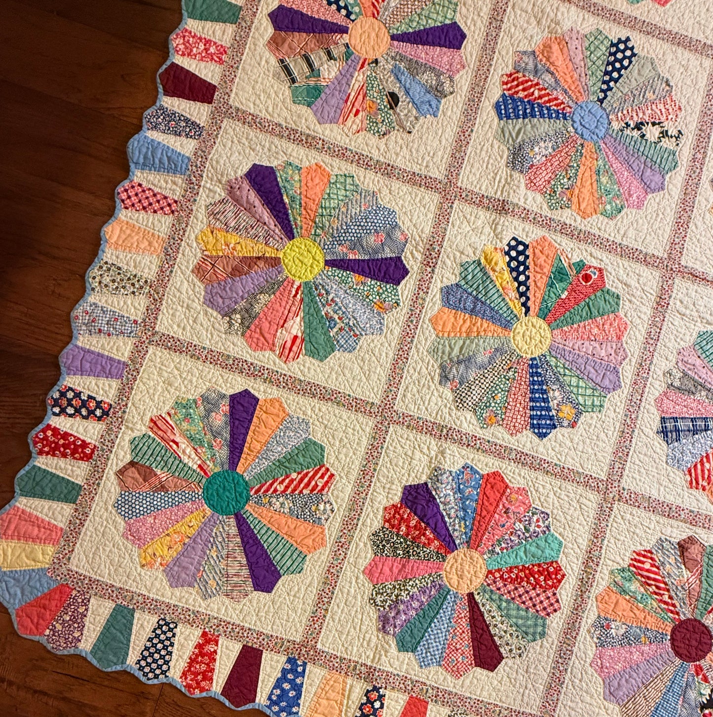 Outstanding Dresden Plate Quilt with Colorful Border