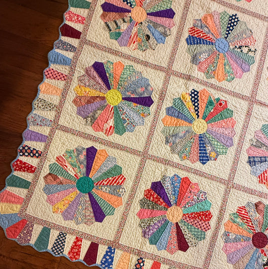 Outstanding Dresden Plate Quilt with Colorful Border