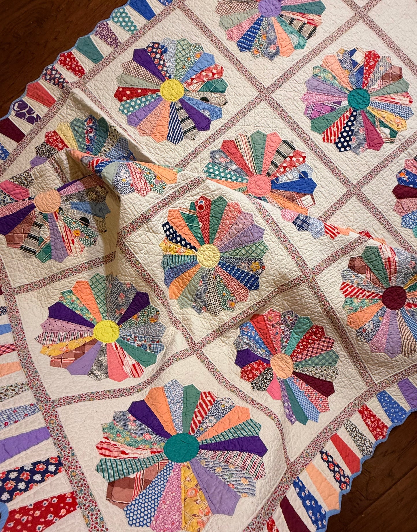 Outstanding Dresden Plate Quilt with Colorful Border