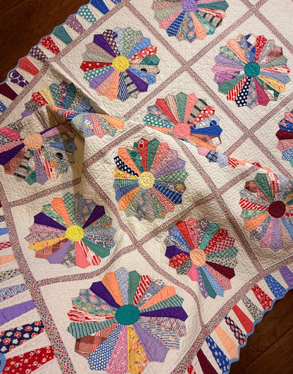 Outstanding Dresden Plate Quilt with Colorful Border