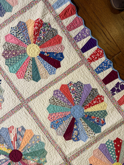 Outstanding Dresden Plate Quilt with Colorful Border