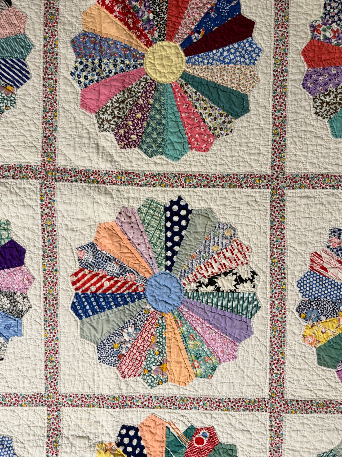 Outstanding Dresden Plate Quilt with Colorful Border