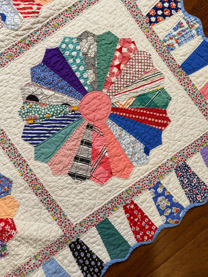 Outstanding Dresden Plate Quilt with Colorful Border