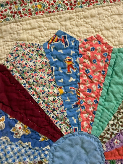 Outstanding Dresden Plate Quilt with Colorful Border