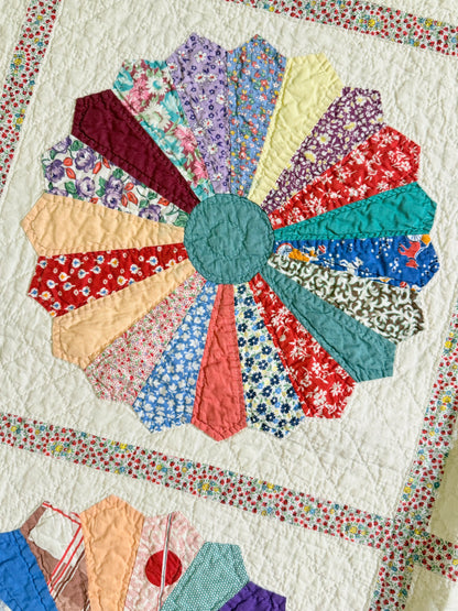 Outstanding Dresden Plate Quilt with Colorful Border