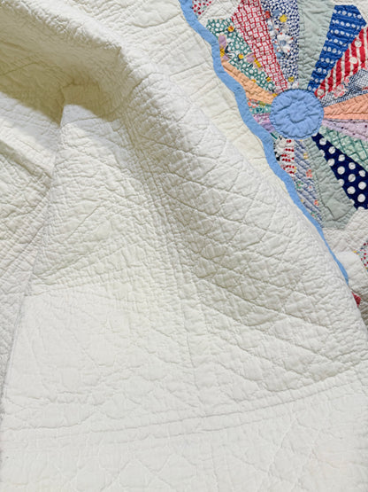 Outstanding Dresden Plate Quilt with Colorful Border