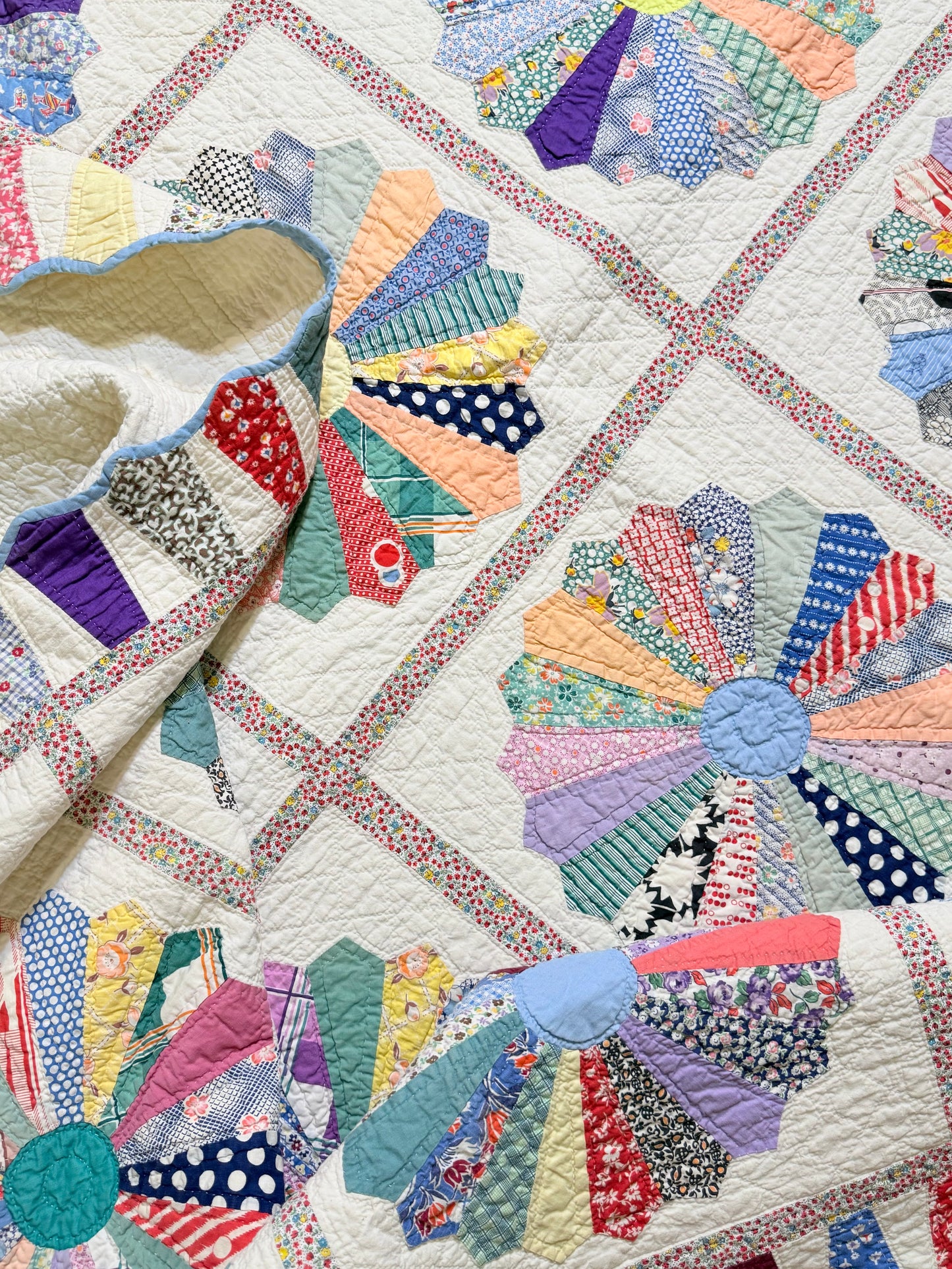 Outstanding Dresden Plate Quilt with Colorful Border