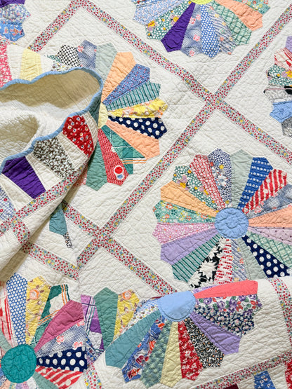 Outstanding Dresden Plate Quilt with Colorful Border