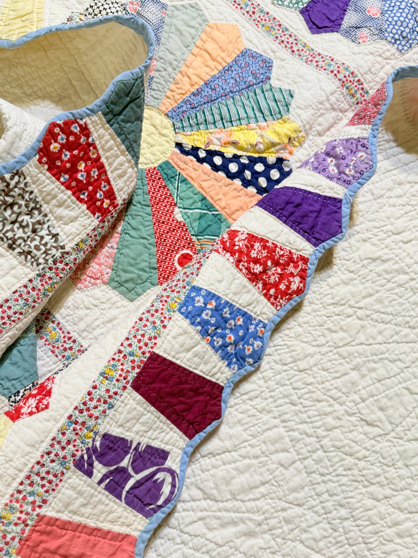 Outstanding Dresden Plate Quilt with Colorful Border