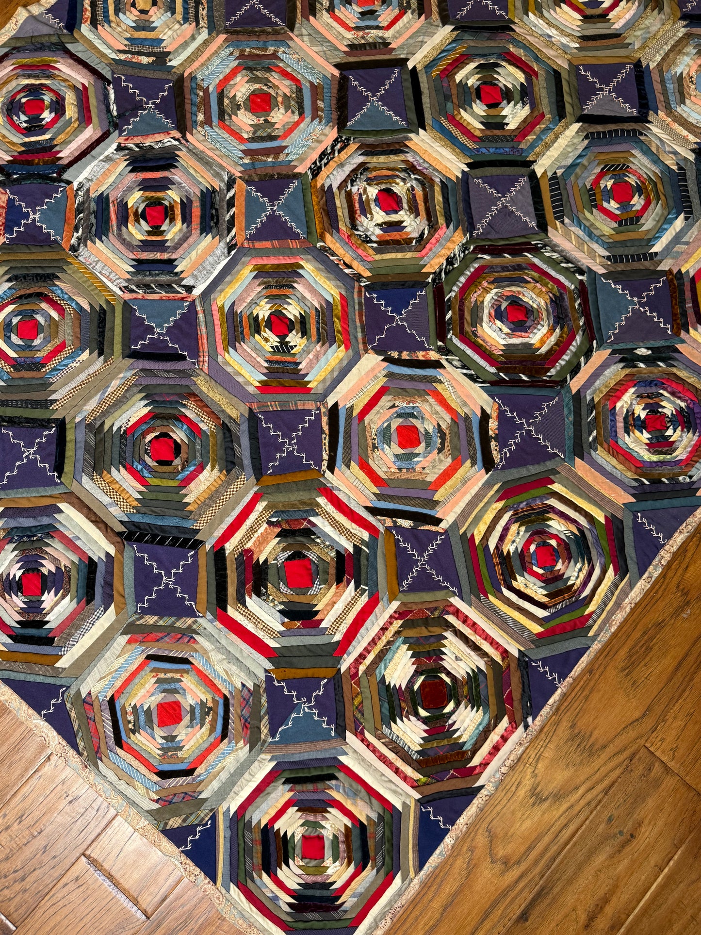 Graphic Pineapple Log Cabin Quilt
