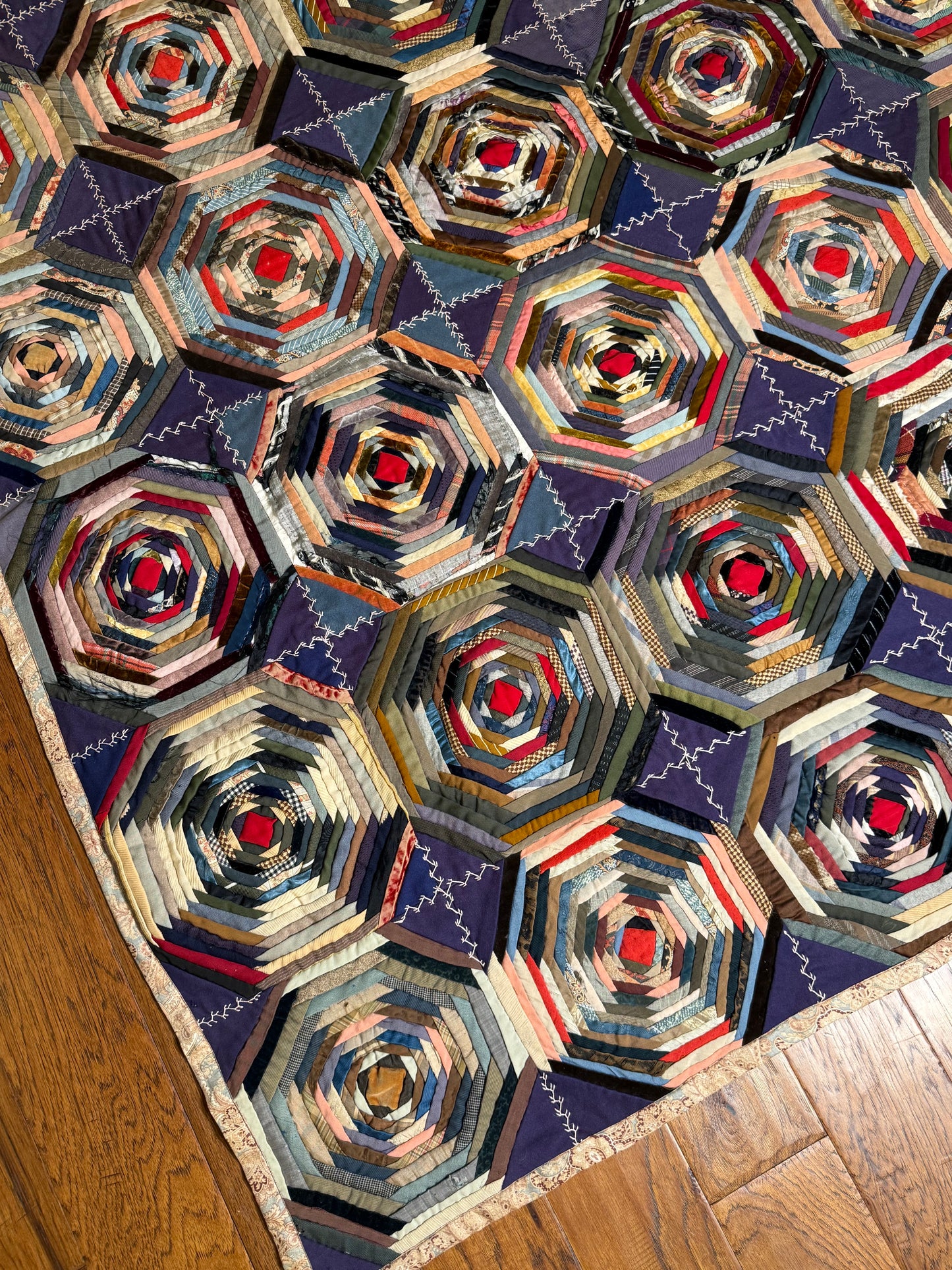 Graphic Pineapple Log Cabin Quilt