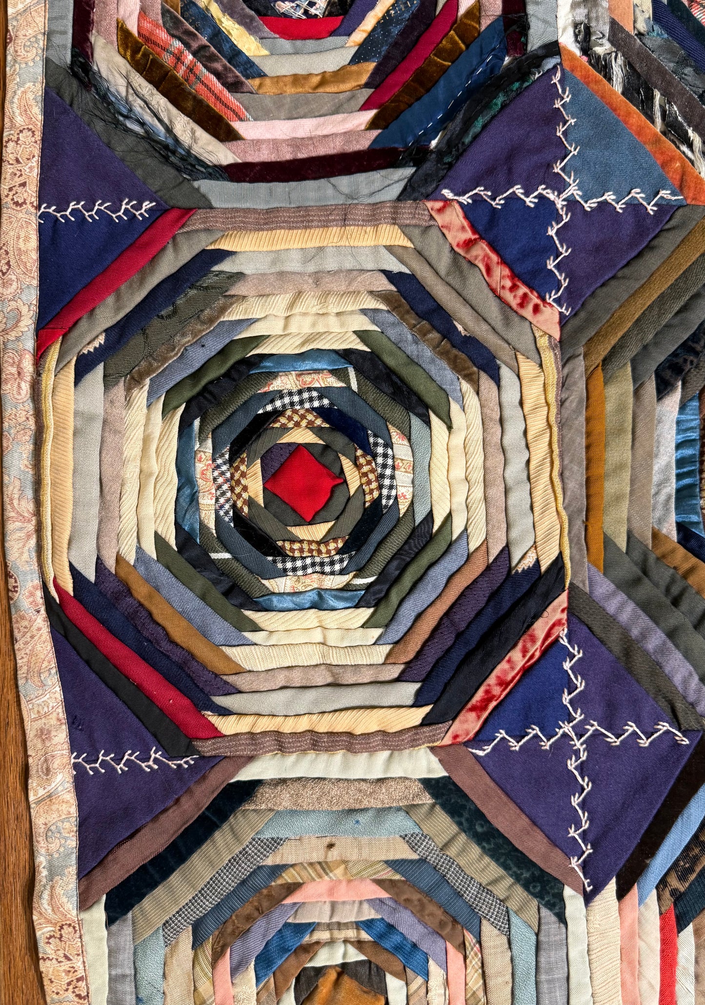 Graphic Pineapple Log Cabin Quilt
