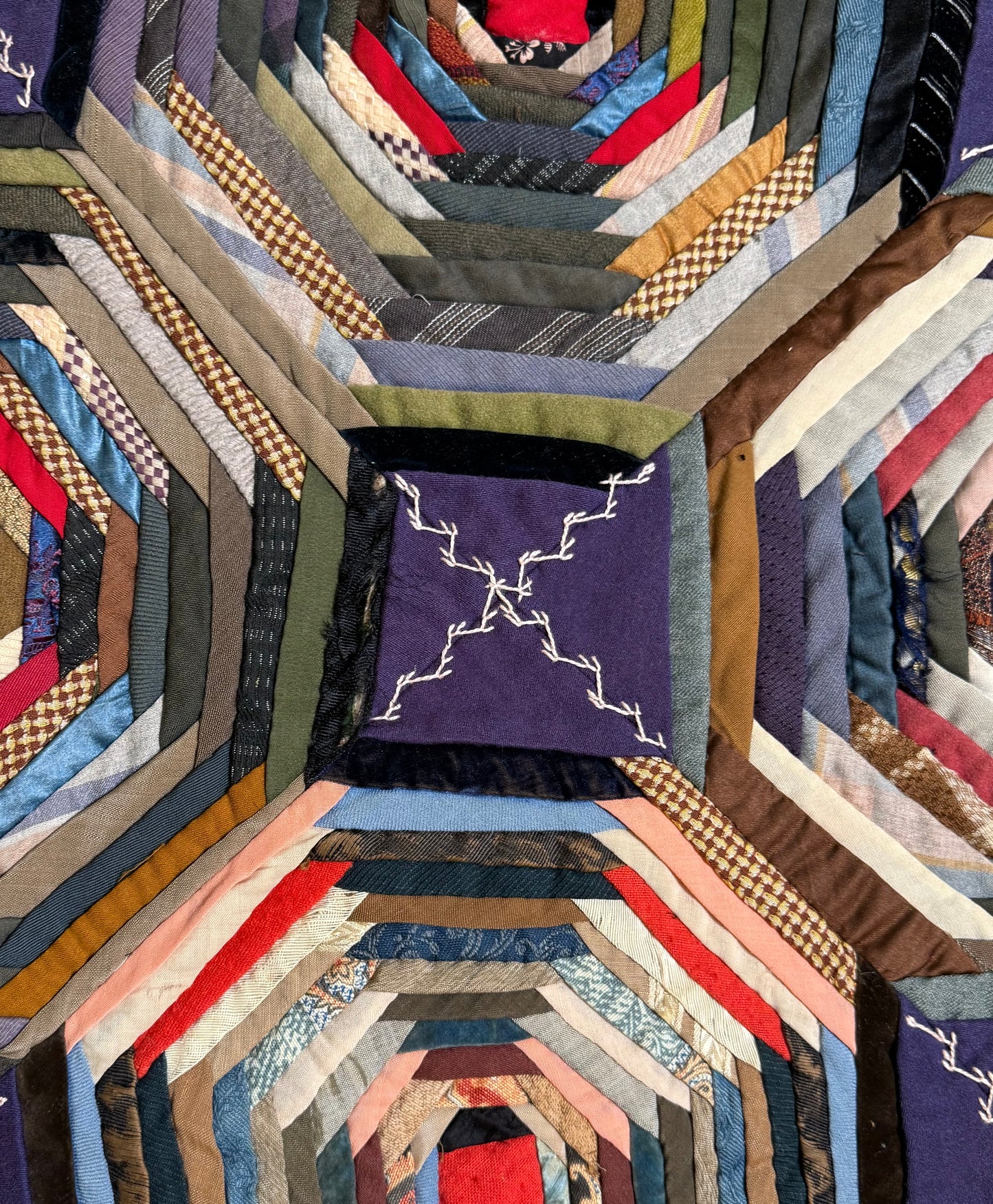 Graphic Pineapple Log Cabin Quilt