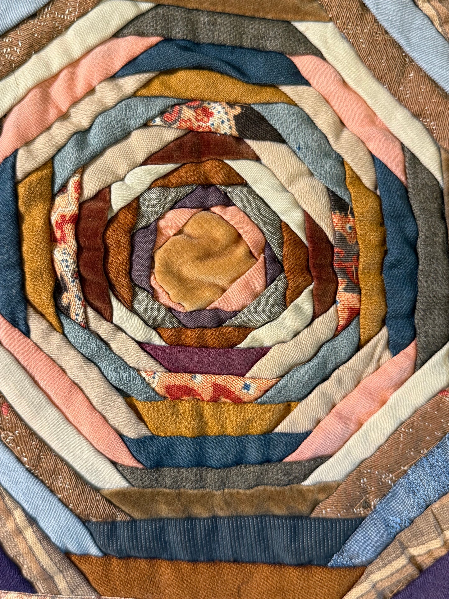 Graphic Pineapple Log Cabin Quilt