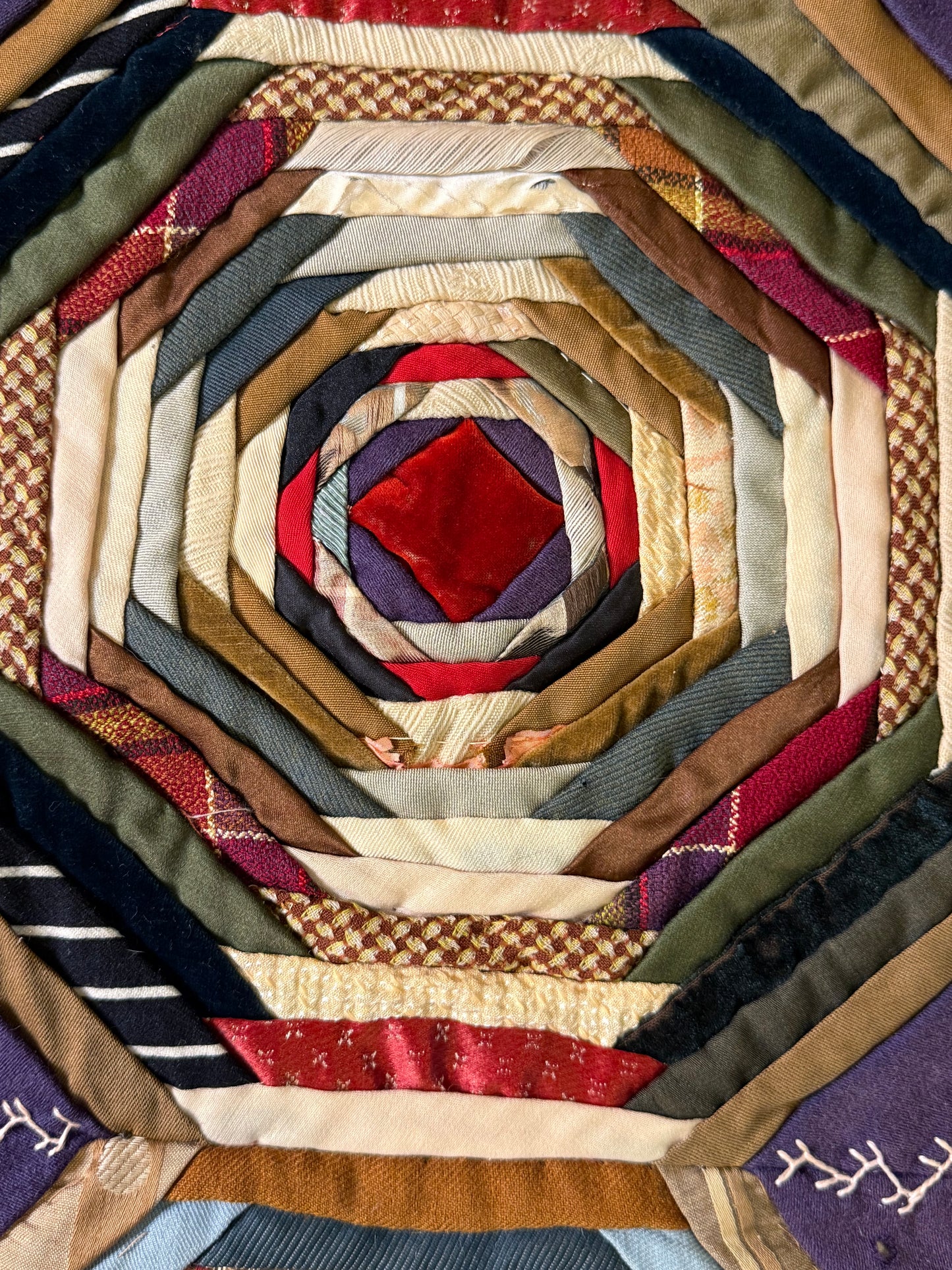 Graphic Pineapple Log Cabin Quilt