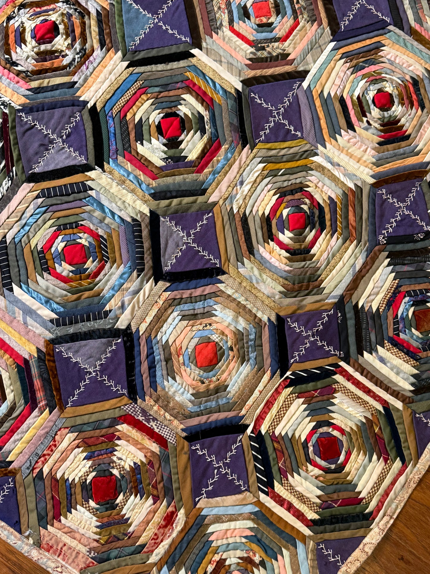 Graphic Pineapple Log Cabin Quilt