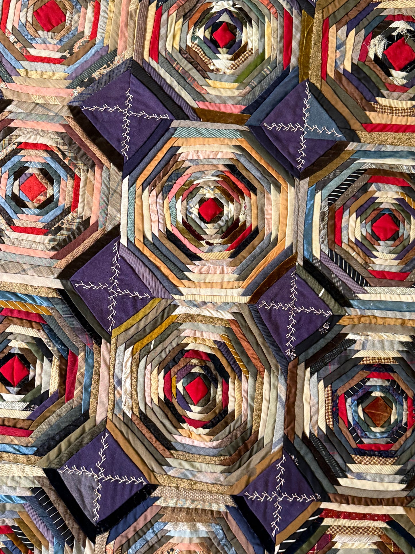 Graphic Pineapple Log Cabin Quilt