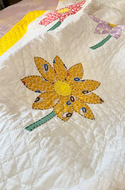 Happy Appliqué Daisy Quilt