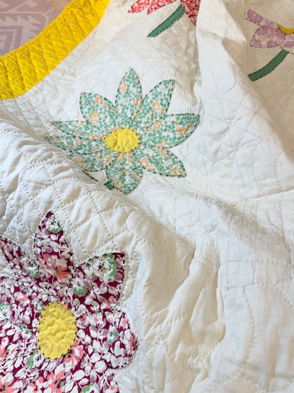 Happy Appliqué Daisy Quilt