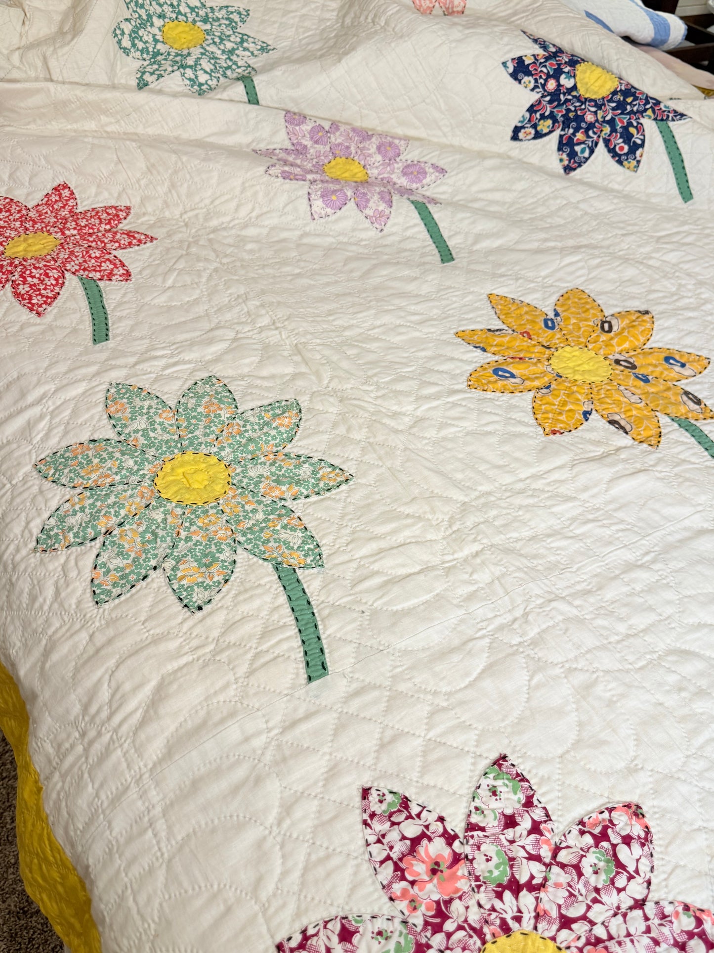 Happy Appliqué Daisy Quilt