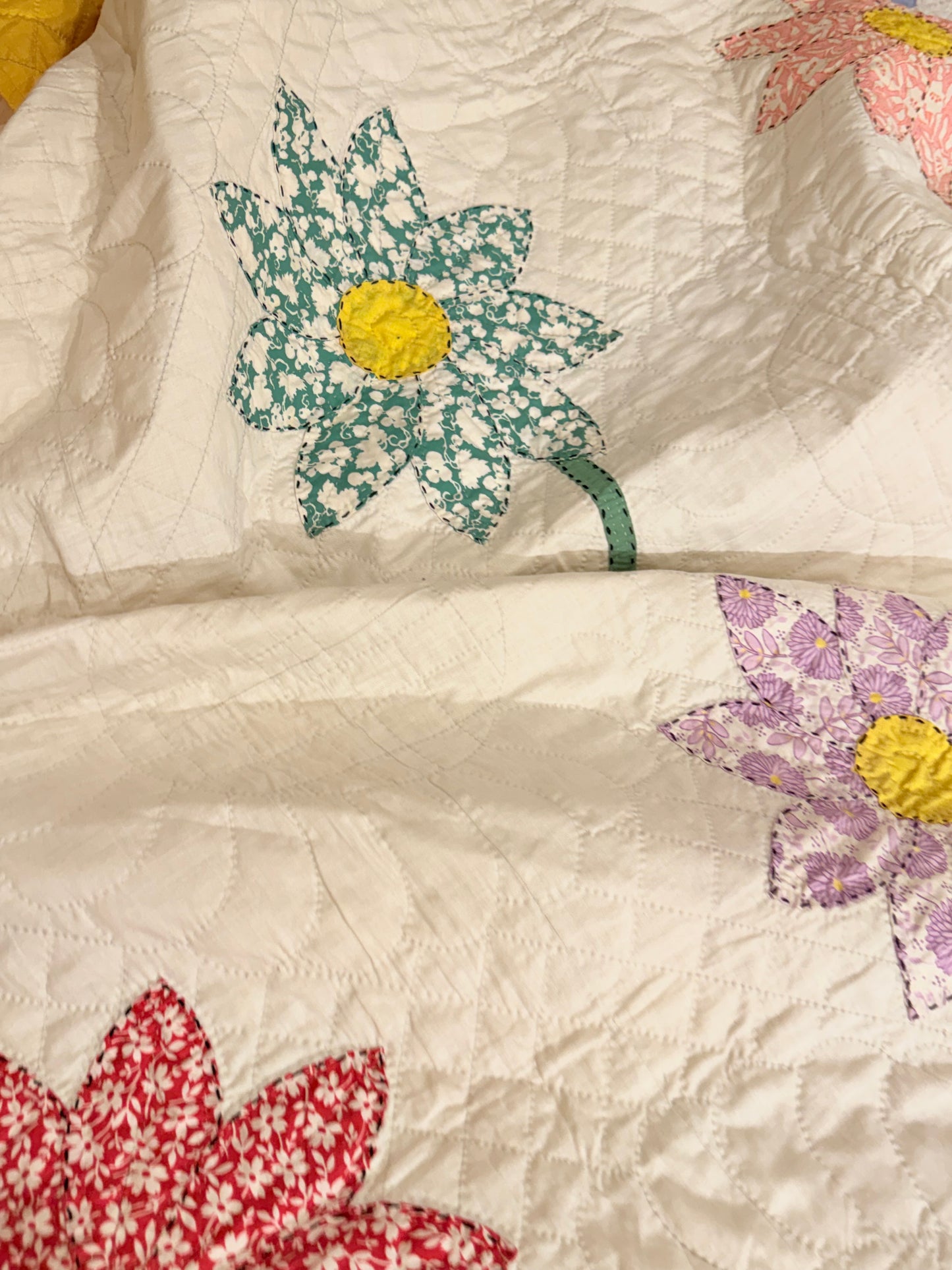 Happy Appliqué Daisy Quilt
